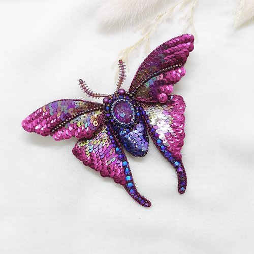 一隻蟲子 珠寶刺繡立體水晶昆蟲胸針-迷幻紫紅飛蛾胸針