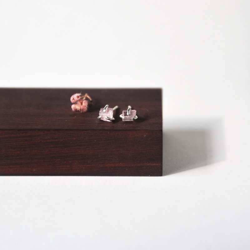 Handmade Raw Pink Tourmaline with sterling silver Stud Earring - ต่างหู - เครื่องเพชรพลอย สึชมพู
