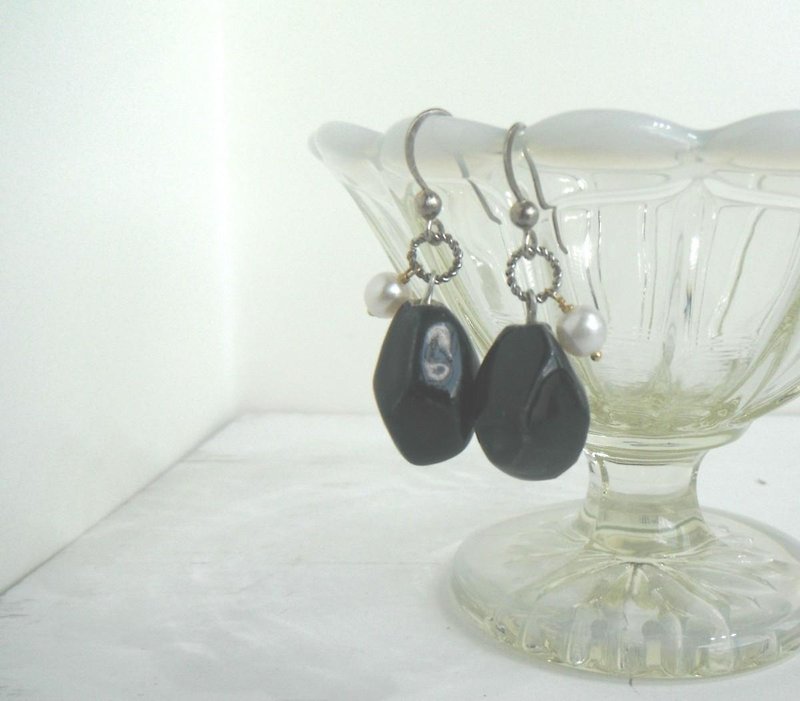 rock parts and freshwater pearl pierce - Earrings & Clip-ons - Pottery Black