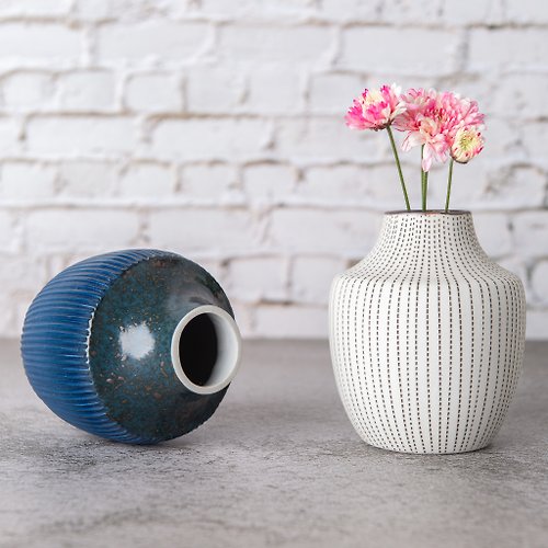 intuchaihouse Modern ceramic vase, concave neck shape / 2 colors in total