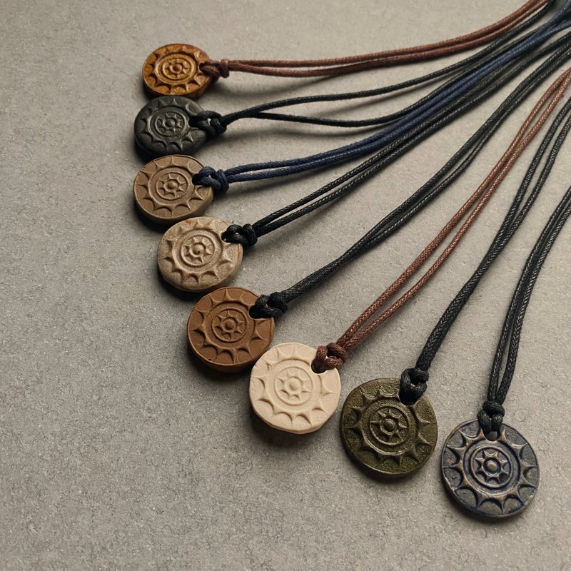 Glazed pottery necklace [Eye of the Ship] - สร้อยคอ - ดินเผา หลากหลายสี