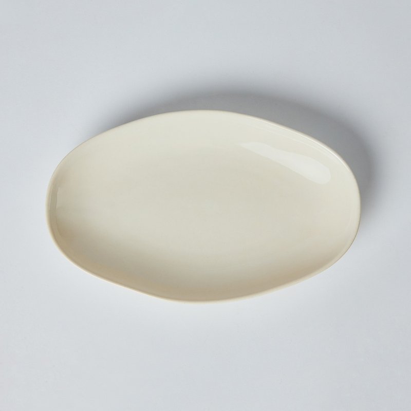 KOGA │ Ceramic Hexagon Oval Plate  (Yingee White) - จานและถาด - ดินเผา ขาว