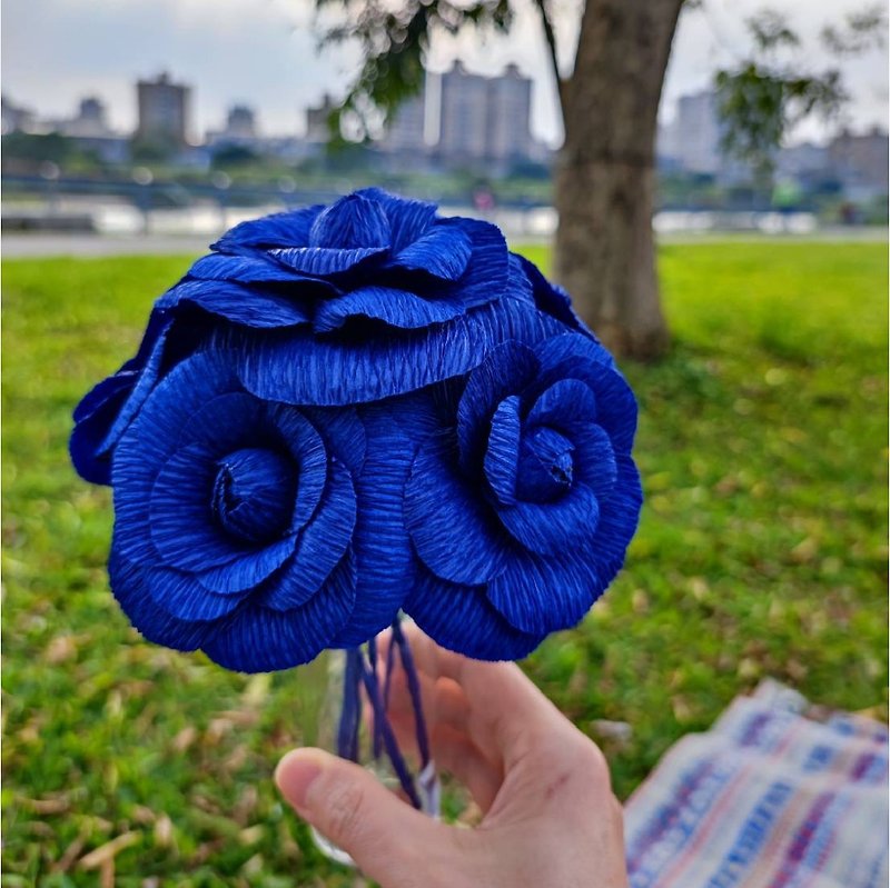 [Handmade course] Three-dimensional paper flowers. Temperamental camellia [1 person in a group] - จัดดอกไม้/ต้นไม้ - กระดาษ 