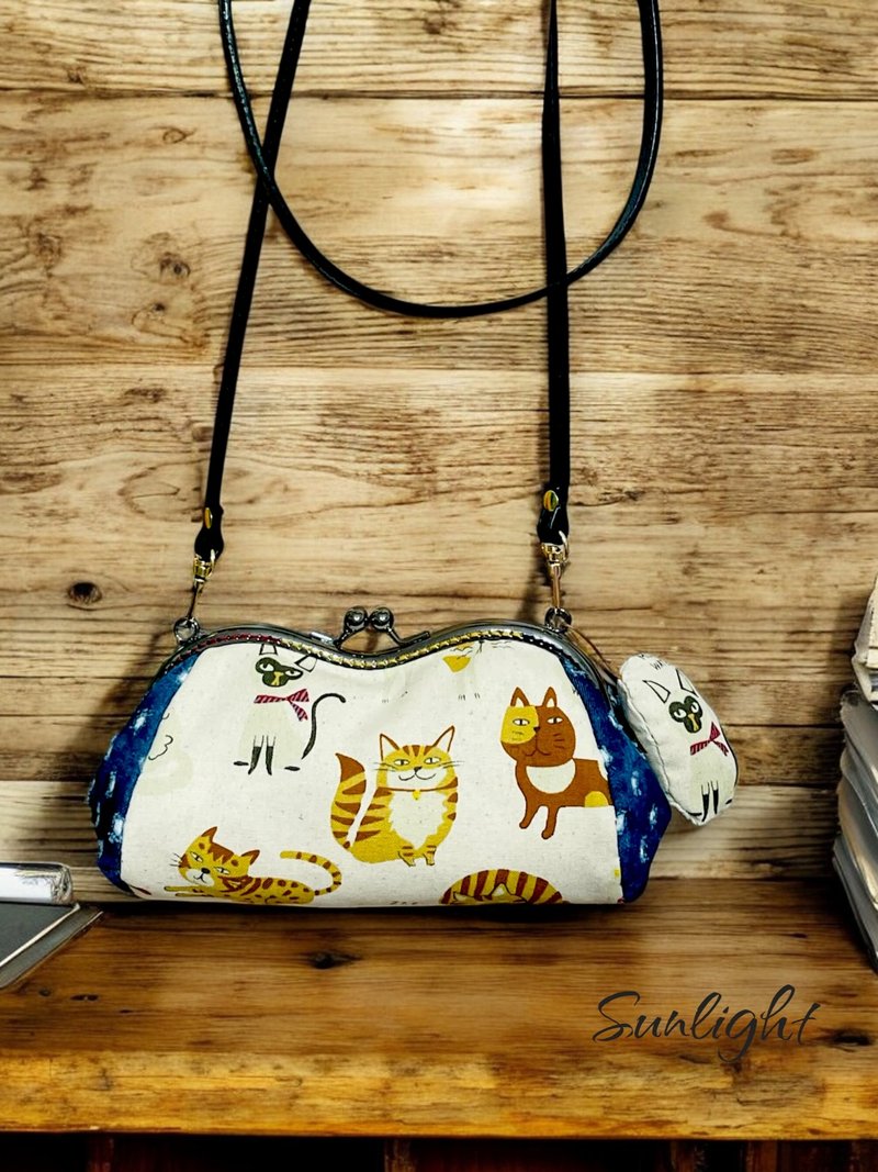 Sunlight Alley Handmade Products - Lazy and Funny Meow Cat Pen Bag, Crossbody Bag, Kiss Lock Bag and Universal Bag - กระเป๋าแมสเซนเจอร์ - ผ้าฝ้าย/ผ้าลินิน 