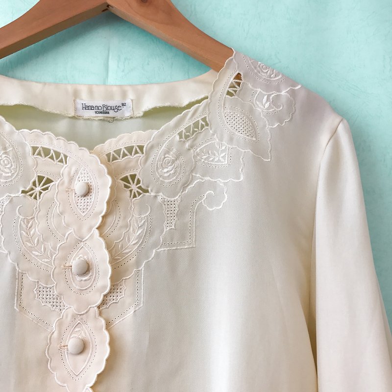 Top / Ivory Long-sleeves Embroidery Top - เสื้อผู้หญิง - เส้นใยสังเคราะห์ ขาว