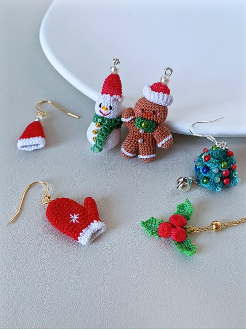 手染めビーズ 赤い 水玉 Xmas スノーマンとキラキラ ラメ ハートのピアス♡ クリスマス スノーマン ジルコニア お洒落 ハンドメイド ピアス