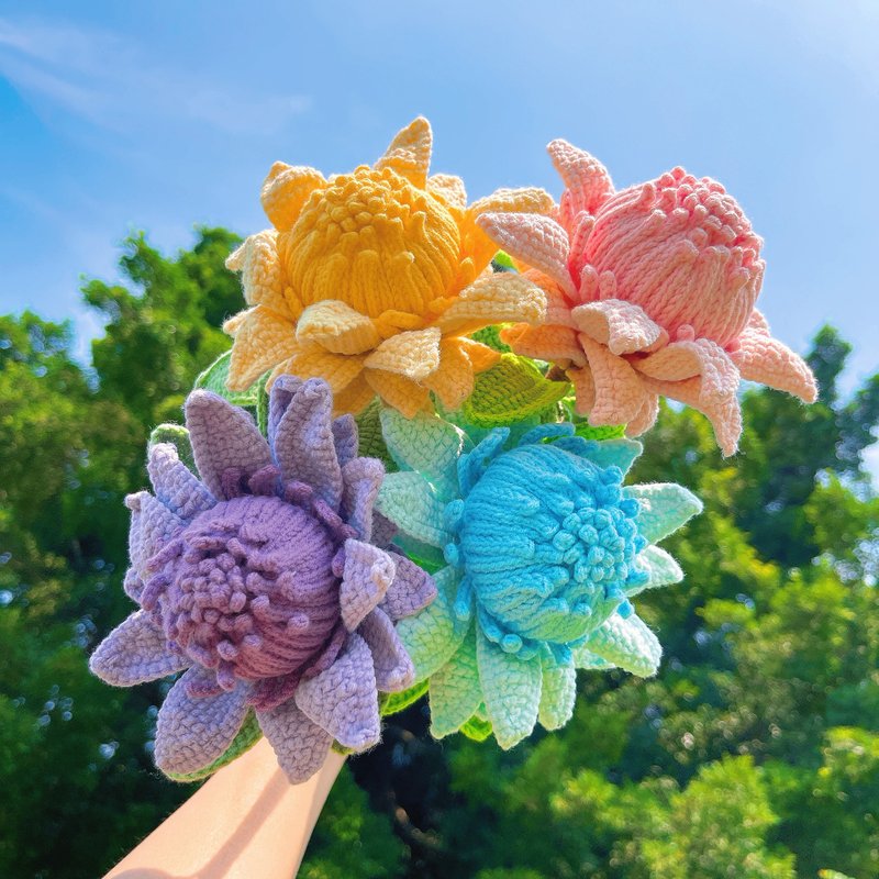 Crochet Protea Cynaroides Wrapped Bouquet - Multicolor Handmade Gradient Flowers - ช่อดอกไม้แห้ง - ผ้าฝ้าย/ผ้าลินิน หลากหลายสี