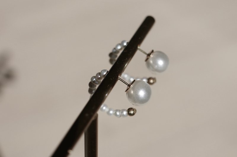 Small Pearl Hoop Bronze Earrings Handmade Design - ต่างหู - ไข่มุก ขาว