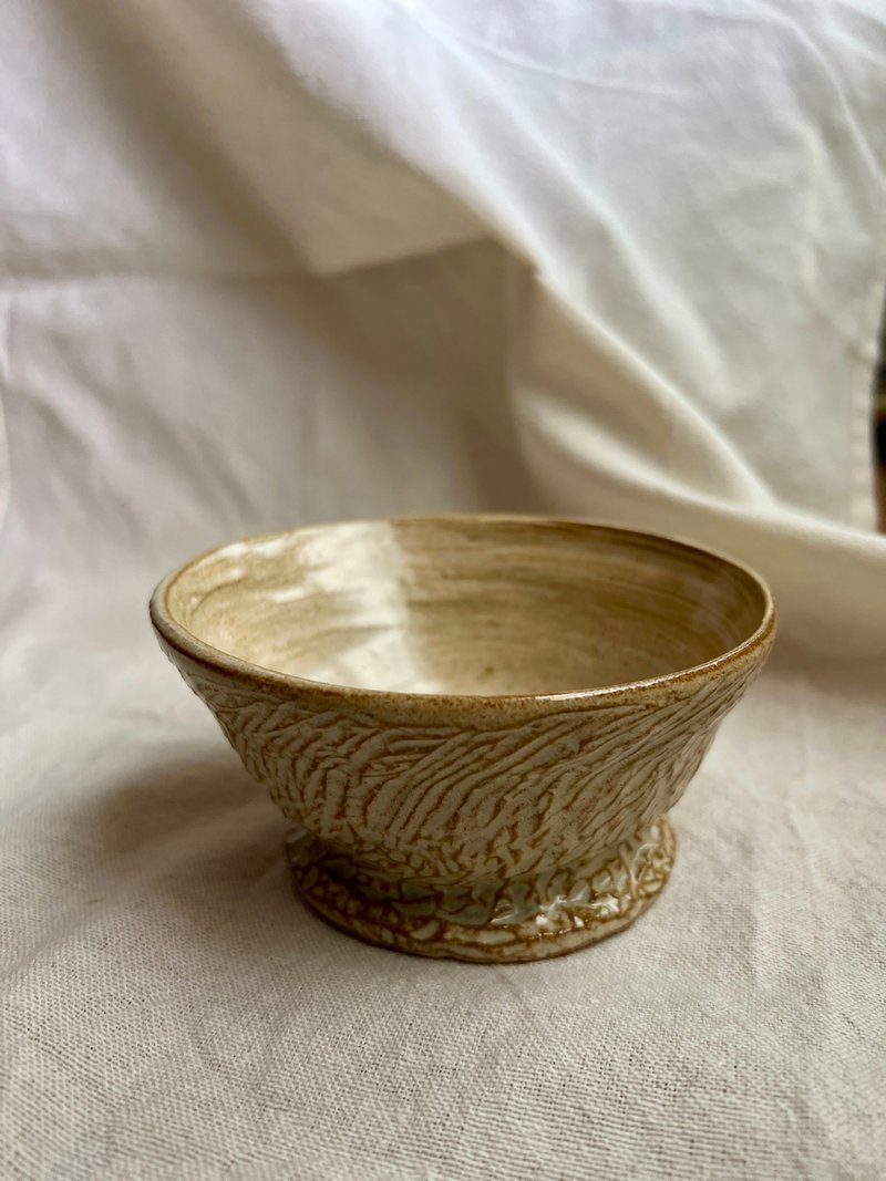 Small carved bowl 11.3x 11x 5.6cm irregular rim - Bowls - Pottery 