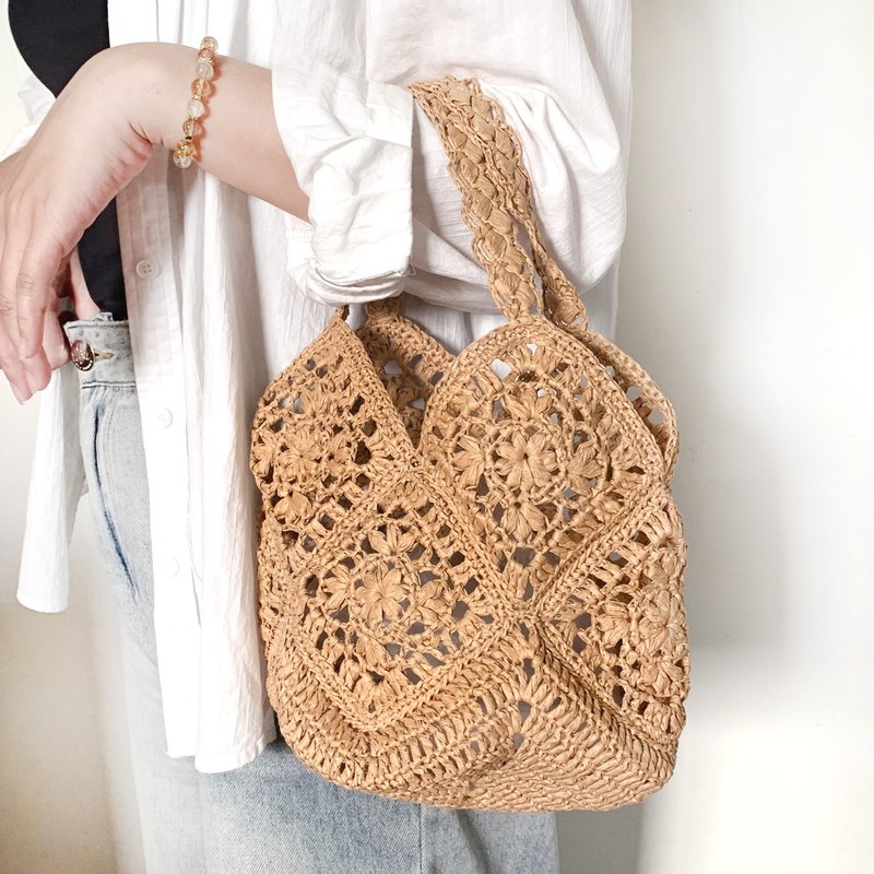 【Customized】Granny Square Handmade handwoven/raffia woven shoulder bag - กระเป๋าแมสเซนเจอร์ - วัสดุอื่นๆ 