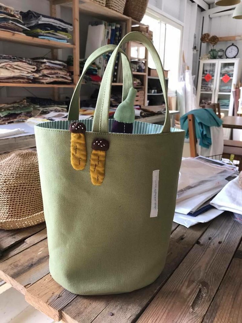 Mustard coffee mushroom tote bag/lunch bag/grass green background - กระเป๋าถือ - ผ้าฝ้าย/ผ้าลินิน สีนำ้ตาล