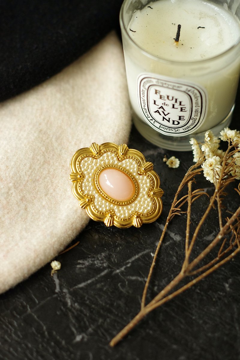 Antique golden pearl lace carved pink gemstone brooch Vintage Avon - เข็มกลัด - โลหะ สีทอง