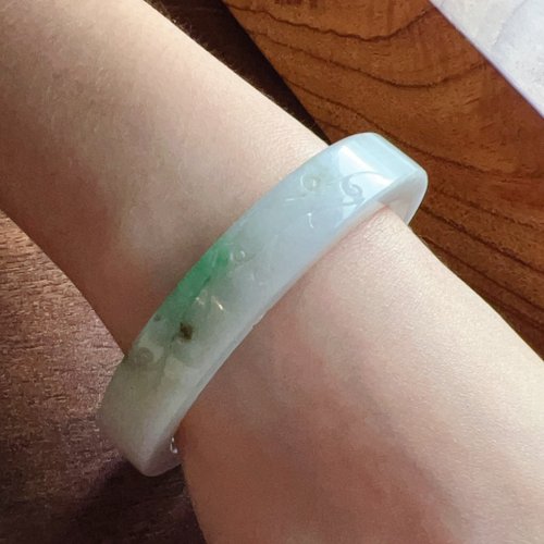 翡翠 彫刻入りバングル 淡い緑 24515-1.jpg