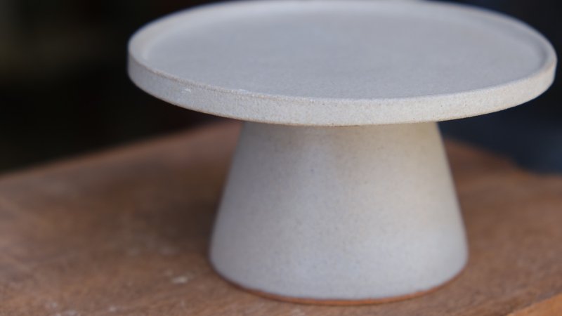 【Small Companion】Light gray hand brushed pattern high stand-tea cup daily utensils high stand pottery basin - Plates & Trays - Pottery Multicolor