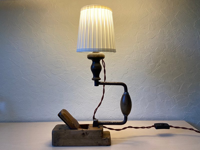 木頭 燈具/燈飾 咖啡色 - 由老式鑽頭和刨床製成的檯燈