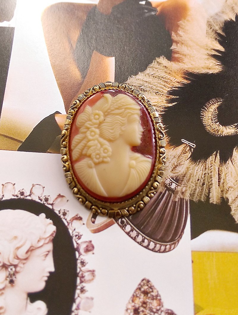 Western antique jewelry. CAMEO Ladies Embossed Country Fine Pin - เข็มกลัด/พิน - โลหะ สีทอง