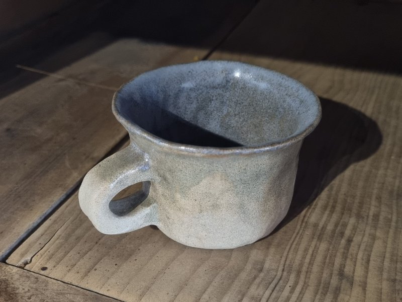 【眽眽製陶】紫藍內襯漸層杯 - 盆器 杯子 - 杯子 - 陶 卡其色