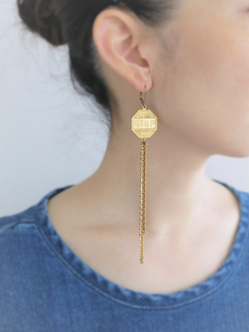 ヴィンテージチャーム＆フリンジピアス vintage charm pierce <can't stop> - 耳環/耳夾/耳骨夾 - 其他金屬 金色