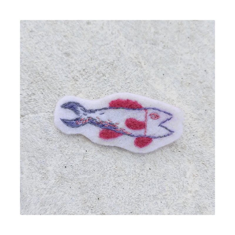 งานปัก เข็มกลัด/พิน หลากหลายสี - Free Fish / Hand Embroidered Pin