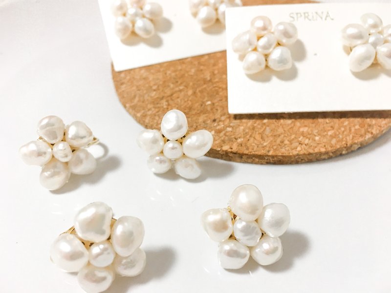Freshwater pearl flower earrings