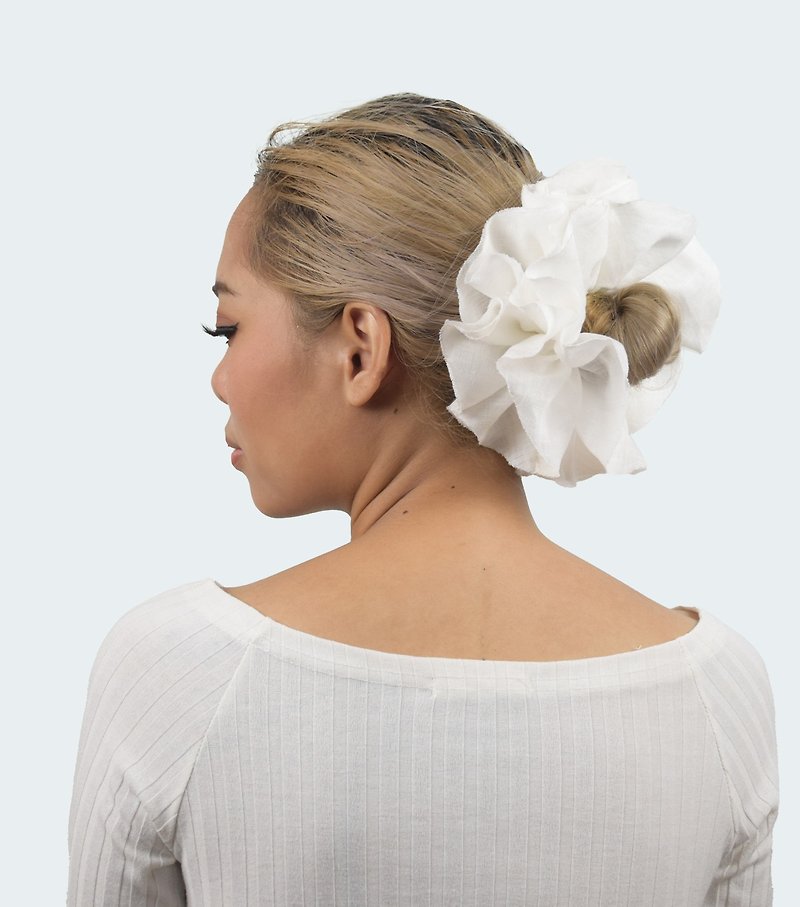 Handmade Linen Scrunchie - Inspired by the Natural Beauty of Carnation Flower - เครื่องประดับผม - ผ้าฝ้าย/ผ้าลินิน ขาว