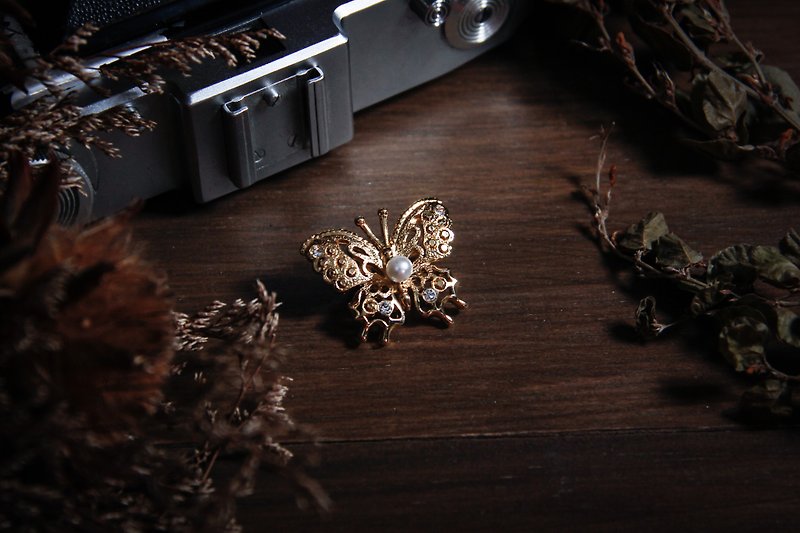 [Antique jewelry / Western old things] VINTAGE golden small butterfly pearl hollow ancient silk scarf clip - เข็มกลัด - โลหะ สีทอง