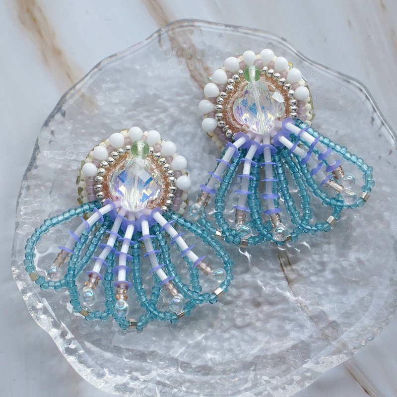 ビーズ刺繍の豪華なフリンジイヤリング ピアス, No.1, クラゲのような透明感, ブルー,  クリア, 個性的な一点物, 金具選択可 - 耳環/耳夾/耳骨夾 - 玻璃 藍色
