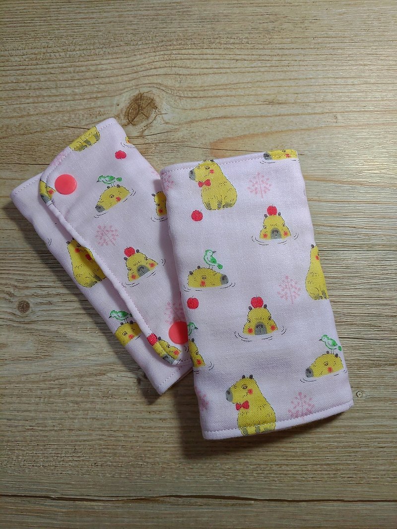 Strap Saliva Towel-Pink Capybara Jun - ผ้ากันเปื้อน - ผ้าฝ้าย/ผ้าลินิน 