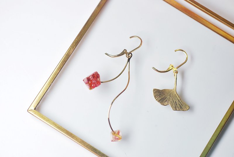 Gingko leaf brass earrings - ต่างหู - โลหะ สีทอง