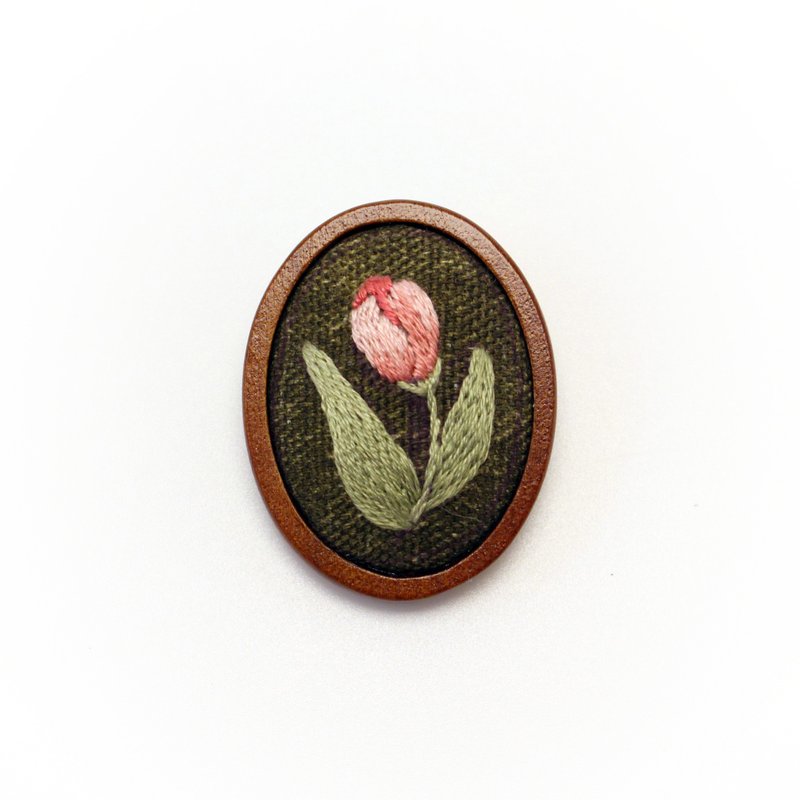 鬱金香木質別針 手工刺繡 - 胸針 - 棉．麻 粉紅色