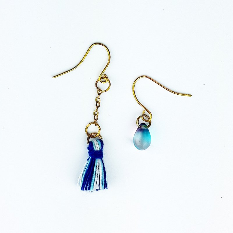| Four Seasons Series | Summer x Youth Blue Powder Czech Water Drops Blue and White Two-tone Tassel (Earrings x Handmade.) - Earrings & Clip-ons - Plastic Blue