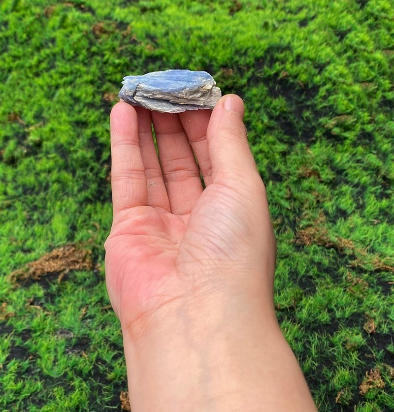 Natural raw Stone kyanite, symbiotic phlogopite, healing, wealth, communication, expression, observation, fast shipping - ของวางตกแต่ง - คริสตัล หลากหลายสี