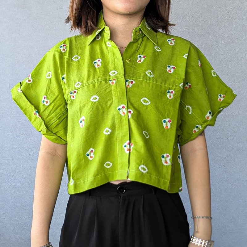 印尼蠟染可愛少女風短版襯衫 PUPUT - 蘋果綠 - PUP008 - 女上衣/長袖上衣 - 棉．麻 綠色