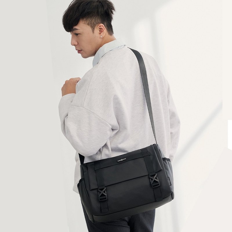 MANDE RHODE - 滑面大容量插扣造型郵差包(大/L) - A5890-1K - 側背包/斜背包 - 聚酯纖維 黑色