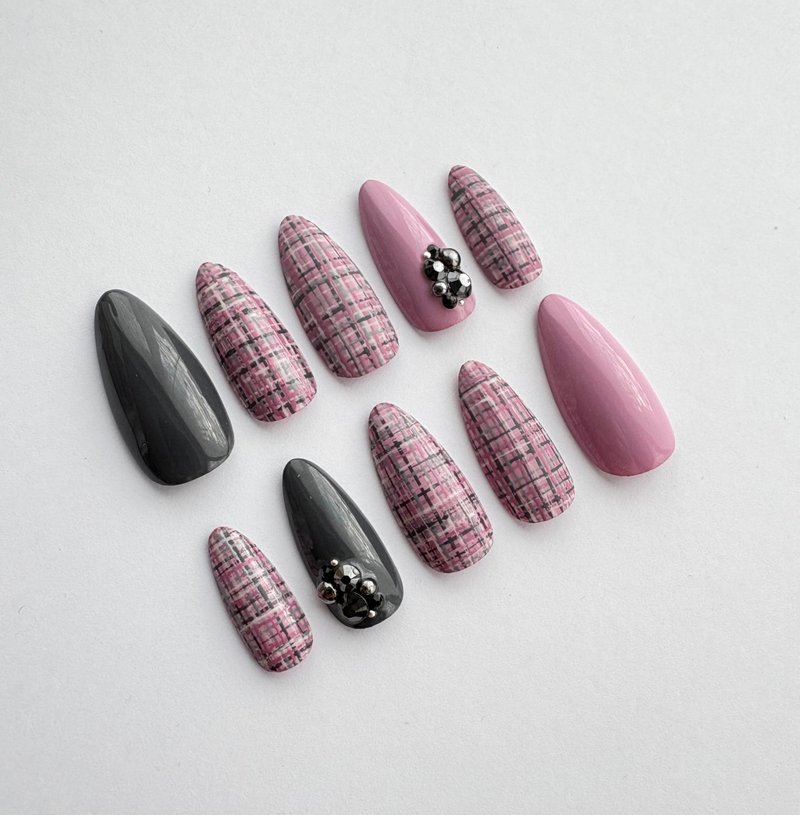 ピンクツイード×ダークグレーのビジューネイル - 其他 - 塑膠 粉紅色