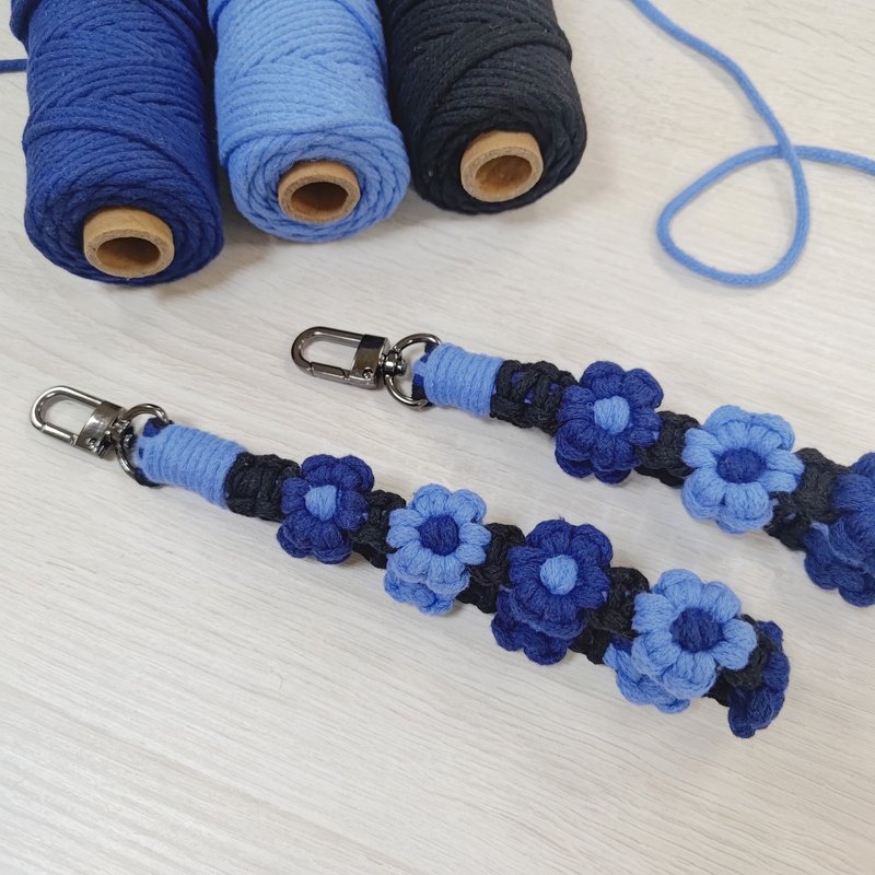 Flower knitting-Mobile phone wrist strap-Moyu - เชือก/สายคล้อง - ผ้าฝ้าย/ผ้าลินิน สีน้ำเงิน