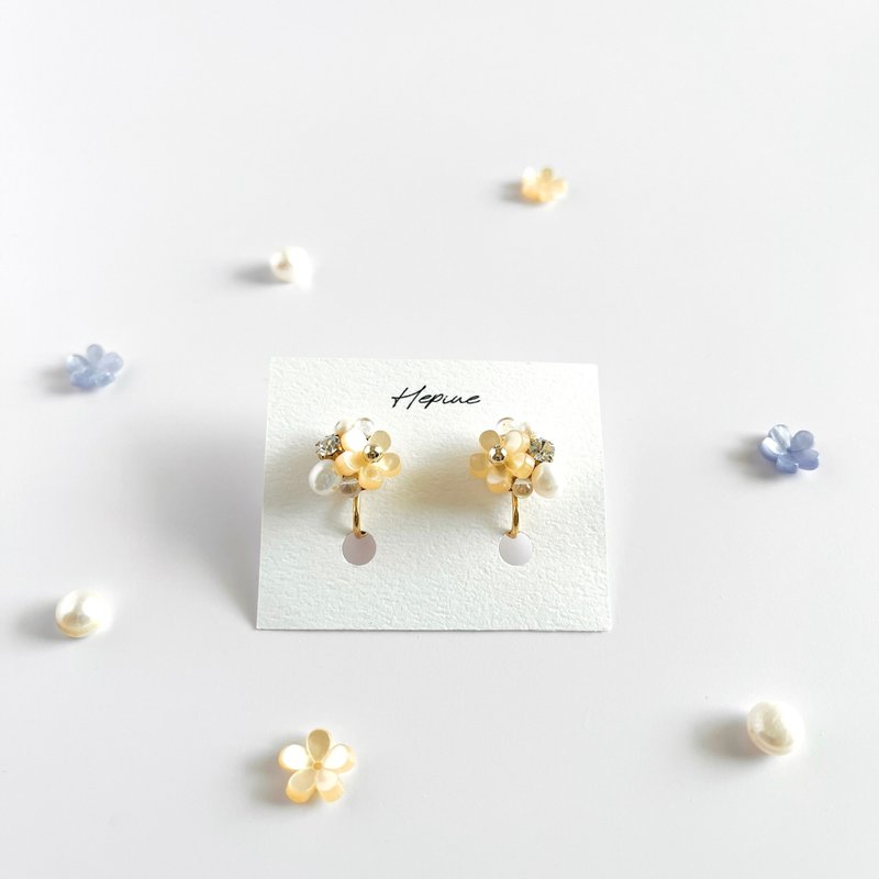 Tiny Charm (Orange): earring/pierce - 耳環/耳夾/耳骨夾 - 珍珠 橘色