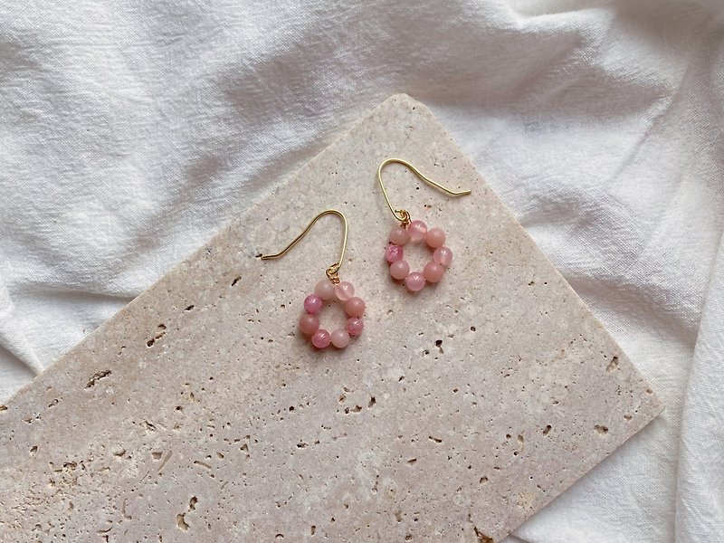 [Strawberry Milk] Handmade Powder Opal Opal Wave 14K Pack Gold Earrings Earhook Valentine's Day Gift - ต่างหู - เครื่องเพชรพลอย สึชมพู