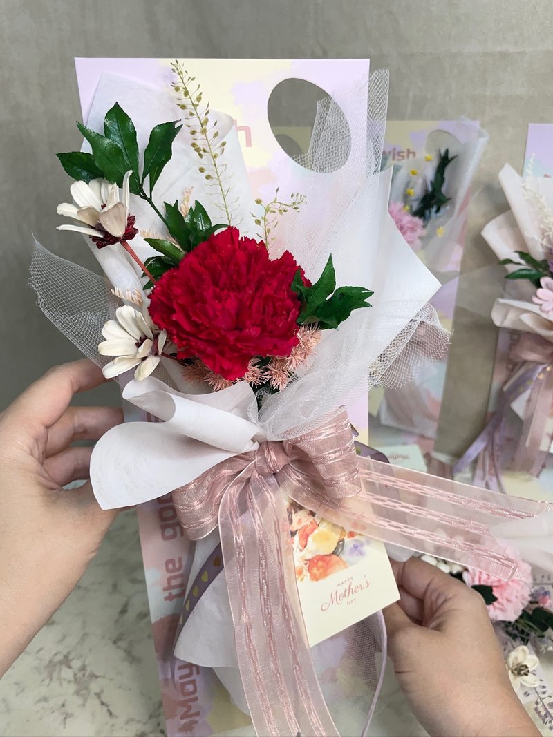 【預購商品】母親節/康乃馨手提花束/康乃馨花束/永生花/花禮設計 - 乾燥花/永生花 - 植物．花 多色