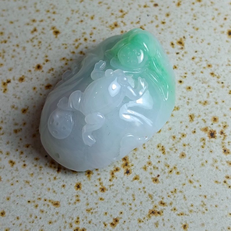 J0122天然翡翠A貨 . 冰糯冰藍飄陽綠青蛙蓮蓬.綿延不絕.掛飾. - 擺飾/家飾品 - 玉石 