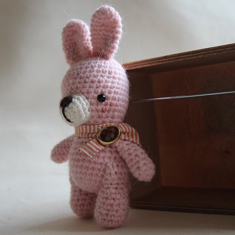 Amigurumi crochet doll: rabbit, pink scarf - ตุ๊กตา - ขนแกะ สึชมพู