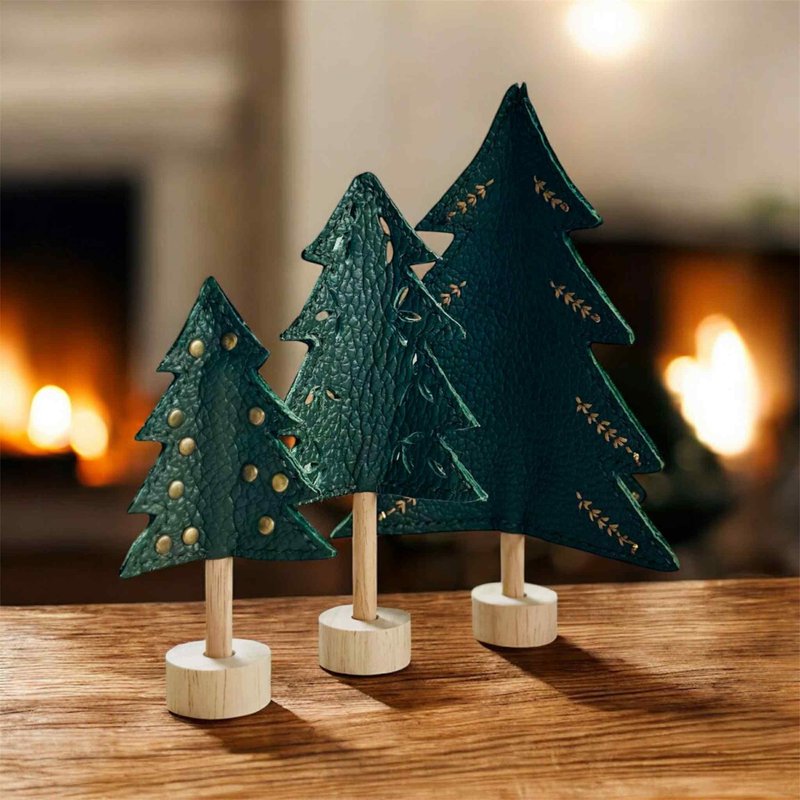 Single Christmas Tree with Wooden Base for Christmas holiday and New year - 擺飾/家飾品 - 真皮 綠色