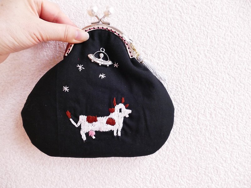 Cow taken to an embroidered UFO - Toiletry Bags & Pouches - Cotton & Hemp Black