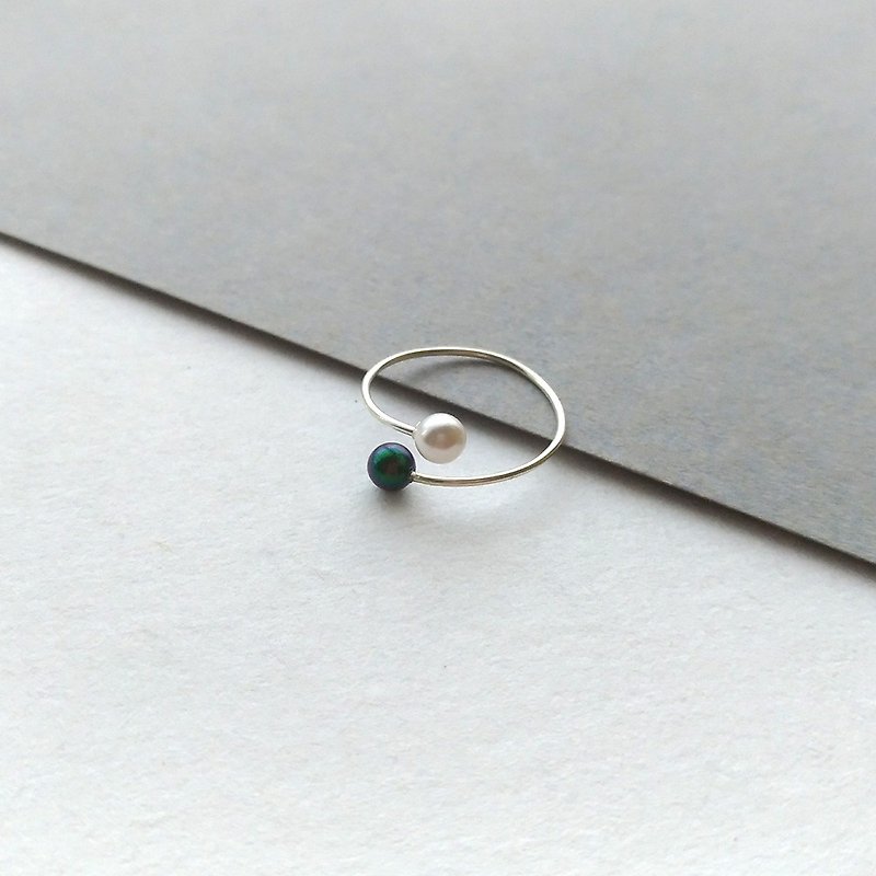 Day and Night Meet - Sterling Silver Swarovski Pearl Ring - แหวนทั่วไป - เงิน สีเงิน
