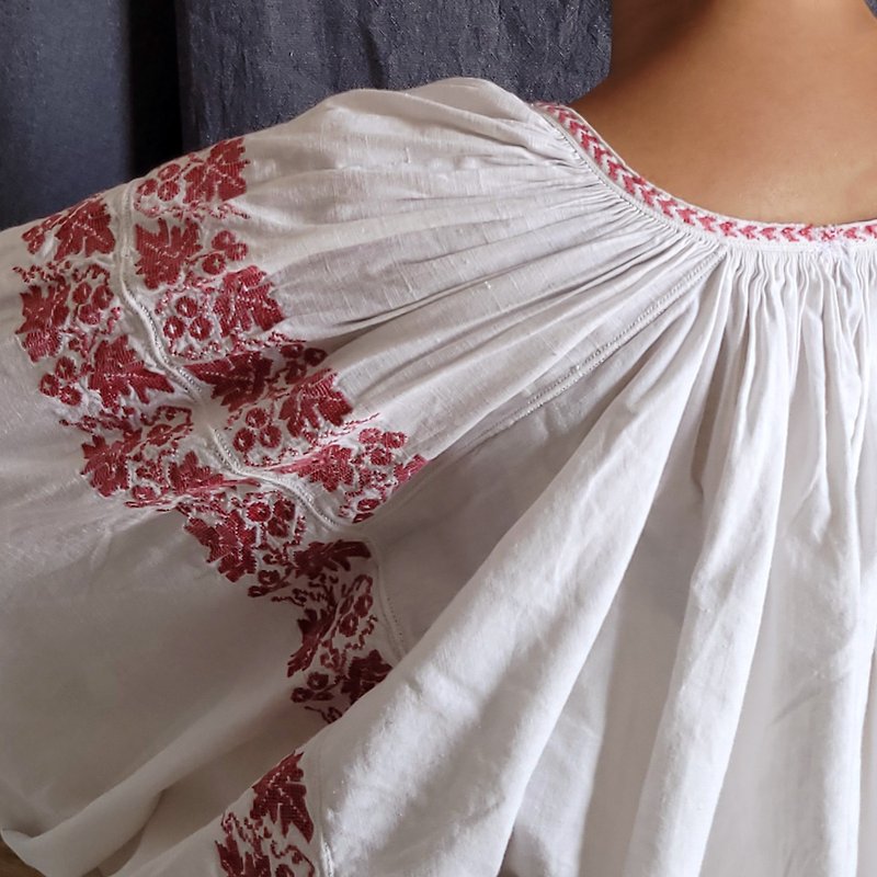 BajuTua / Vintage / 1940's Vyshvaka Ukrainian Hand-Sewn Embroidered Dress - Berry - ชุดเดรส - ผ้าฝ้าย/ผ้าลินิน สีแดง