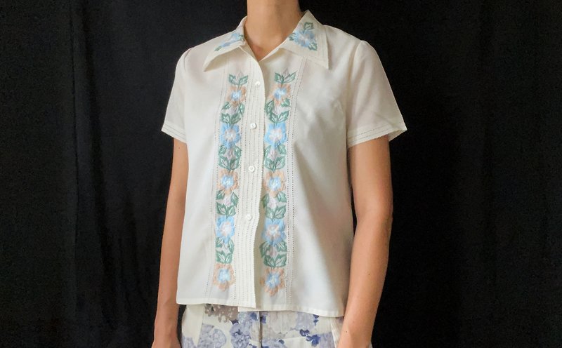 Japanese embroidered short sleeve shirt/ top - เสื้อผู้หญิง - เส้นใยสังเคราะห์ 