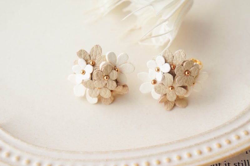 [circle] Latte color bouquet Clip-On(pierced earrings) - Earrings & Clip-ons - Genuine Leather White