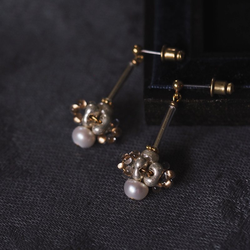 Vintage jewelry ball earrings white - ต่างหู - ทองแดงทองเหลือง สีทอง