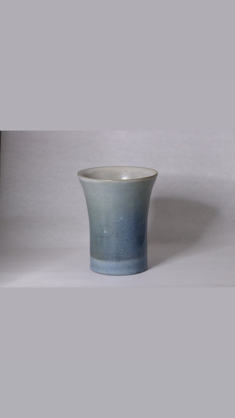 Haiyun Hand-made Gradient Cup-shaped Flower Vessel - Pottery & Ceramics - Pottery Transparent