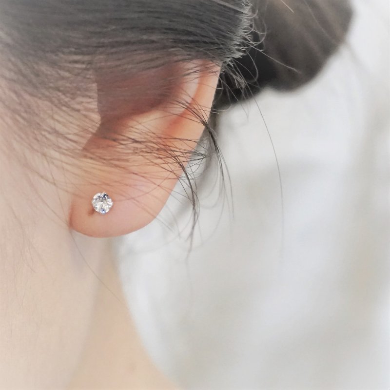 ll Swarovski crystal sterling silver earrings ll 4mm transparent white - a pair with silver earplugs - ต่างหู - เงินแท้ สีใส